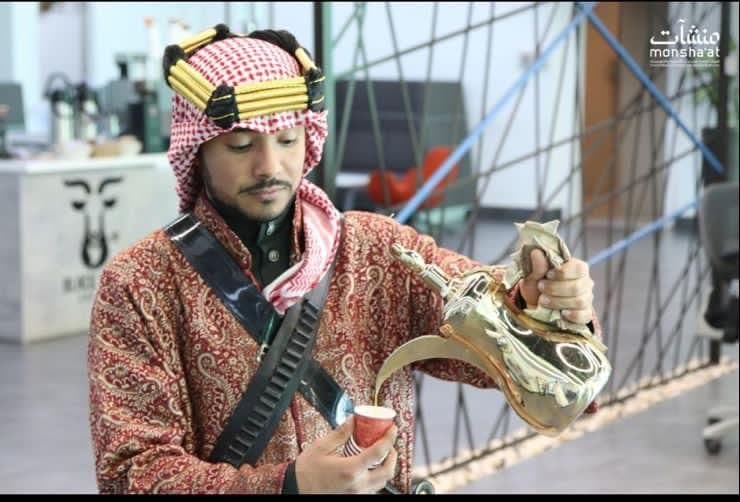 قهوجي يقدم القهوة العربية في مناسبة بالرياض